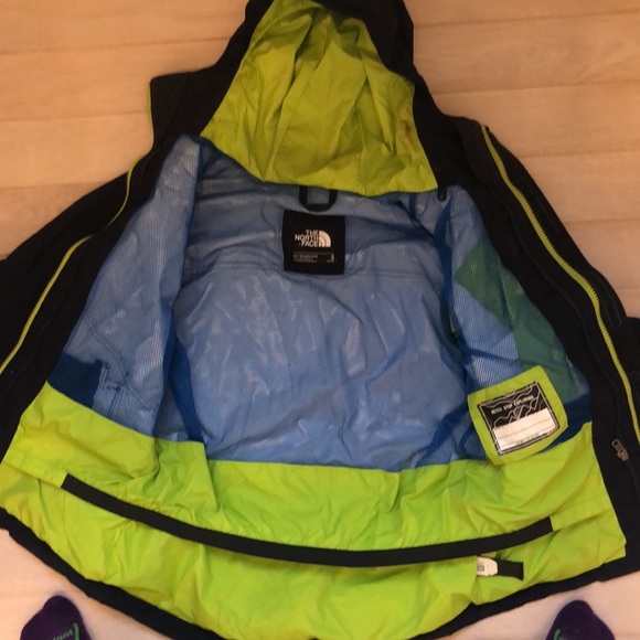 Boys M (10) NorthFace shell. - Picture 2 of 4